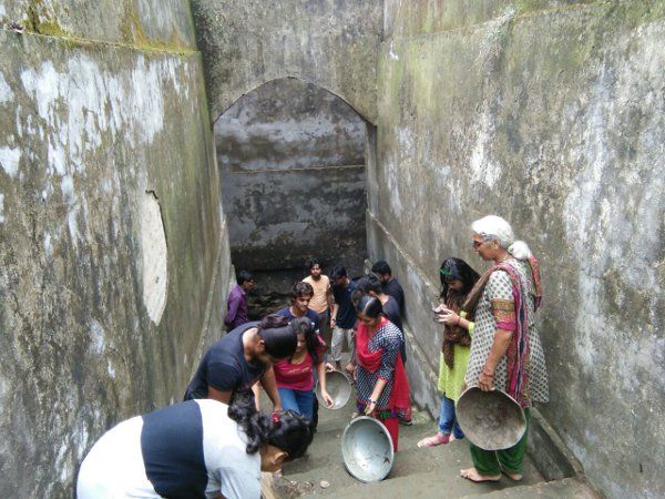 Cleanliness campaign प्रचीन धरोहर को सहजने कलाकारों ने उठाए फावड़े