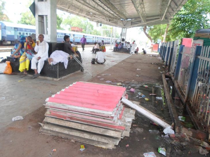 cleaner सफाईकर्मी हटाने के बाद स्टेशन पर गंदगी का आलम