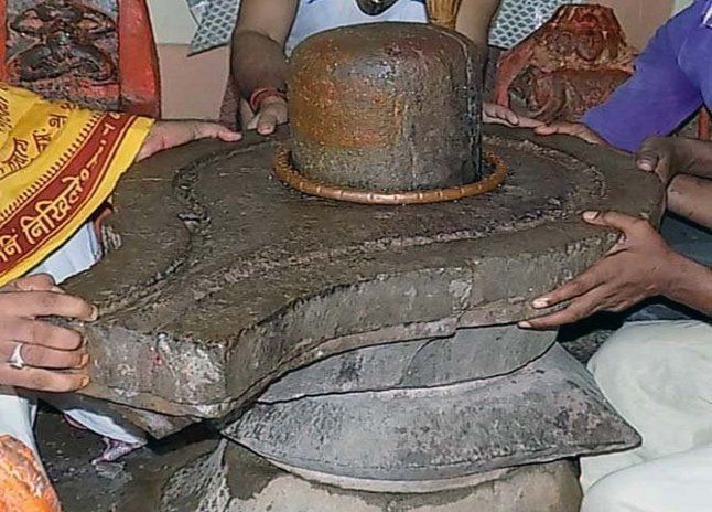 amazing incredible shivling भक्तों की मर्जी पर चलते हैं महादेव यहां, जिस ओर भक्त चाहें वहीं मुड़ जाता है शिवलिंग