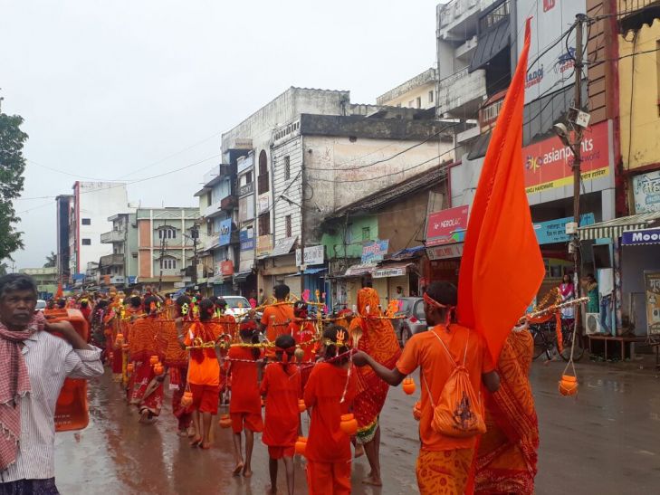 kanvar yatra हर-हर महादेव का जयघोश करते चढ़ा दिया इंद्रावती का जल