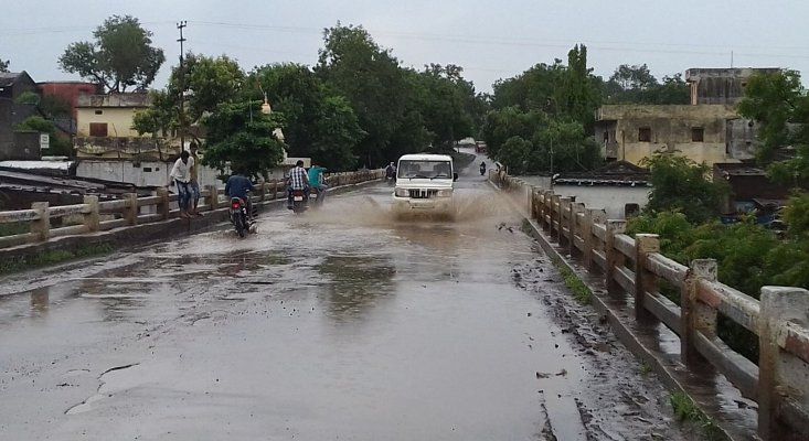 The four-wheeler is flying out of the water. जीती नदी का पुल बना तालाब, हादसे का इंतजार