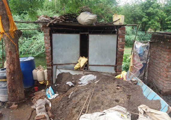 This has been incomplete in the construction of to मिशन का मुंह चिढ़ा रहे अधूरे शौचालय
