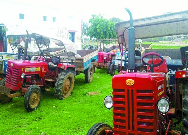 chhatarpur hindi news, madhya pradesh news in hind रेत का अवैध उत्खनन करते पांच ट्रैक्टर जब्त