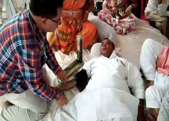 kuldeep Sharma इंटरनेशनल एयरपोर्ट के लिए भूख हड़ताली की तबियत बिगड़ी, देखें वीडियो