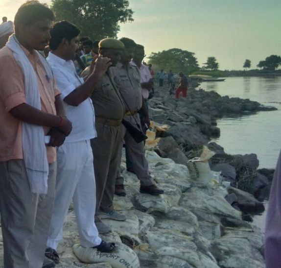 Leftist in Gandak river बाढ़-बचाव कार्य में जुटा मजदूर नदी में बहा, अब तलाश में जुटी एनडीआरएफ की टीम