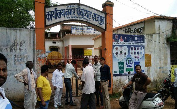 lock in Nagar Panchayat gate इस बात से गुस्साए अध्यक्ष व पार्षदों ने नपं के गेट पर जड़ दिया ताला, कर्मचारी हो गए कैद