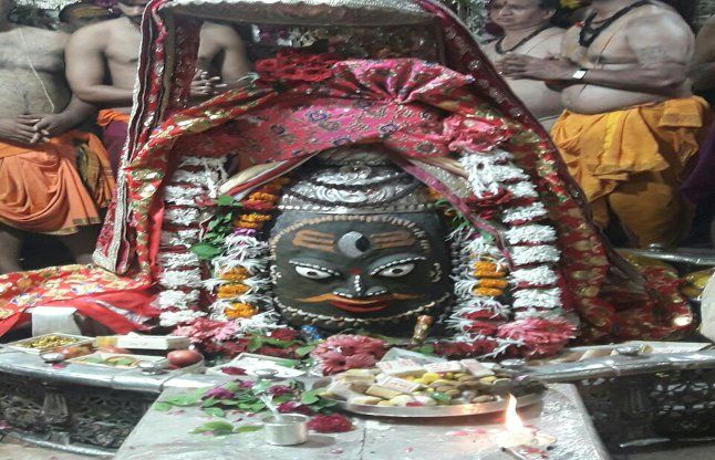 Mahakaleswar Temple धन्य हैं उज्जैनवासी, जहां दर्शन देने स्वयं निकलते हैं महाकालेश्वर, दी जाती है तोपों से सलामी