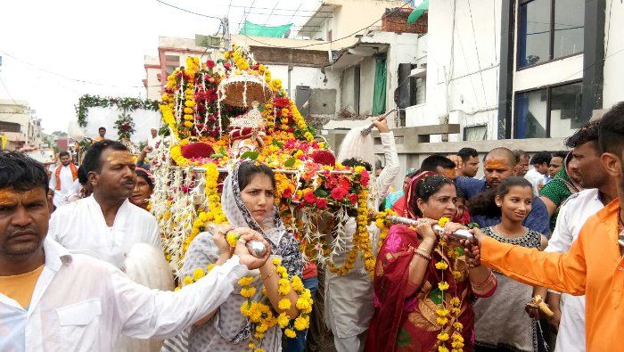 Mahakal baba ki sawari महाकाल की सवारी- महिलाएं पालकी में लेकर चलीं गुप्तेश्वर महादेव को शहर भ्रमण कराने, देखें लाइव वीडियो