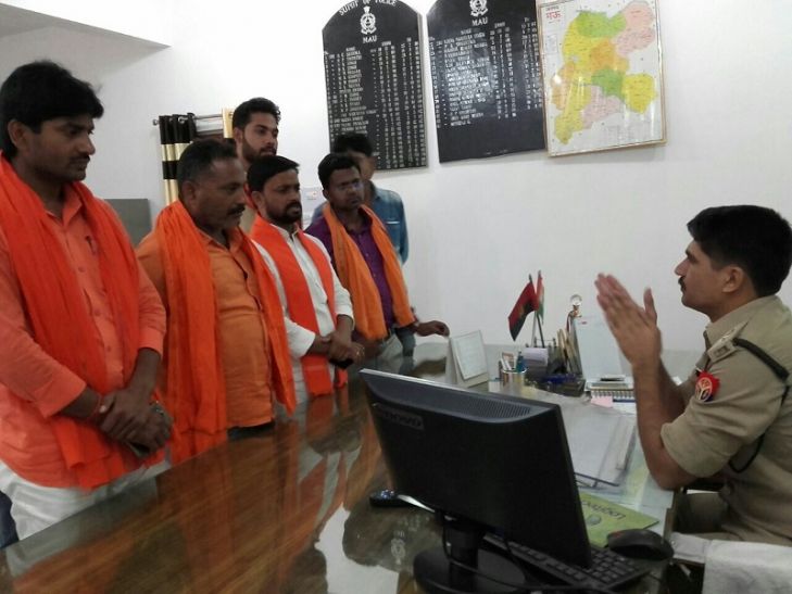 यूपी के मऊ में धार्मिक स्थल पर गंदगी फेंकने का मामला, पुलिस तैनात