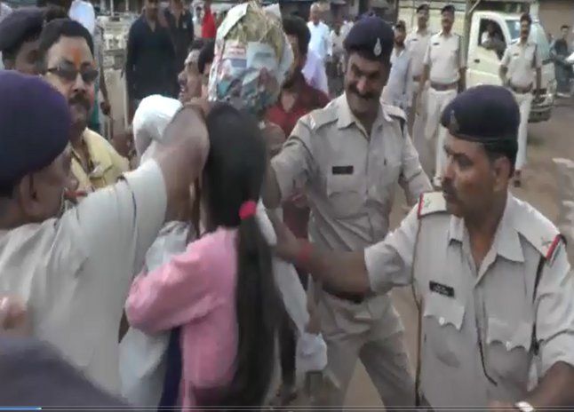 narottam mishra effigy प्रदेश के इस मंत्री का पुतला बचाने के लिए पुलिस से लड़ गई लड़की, लोग देचते रह गए