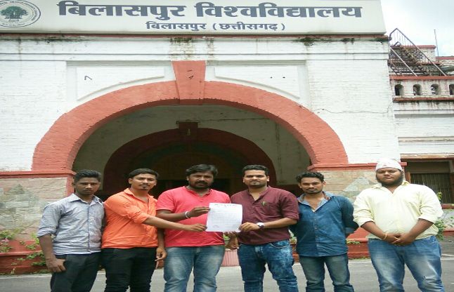 NSUI submits memorandum to change the admission ru NSUI ने BU के कुलपति को प्रवेश नियमो में परिवर्तन के लिए सौंपा ज्ञापन