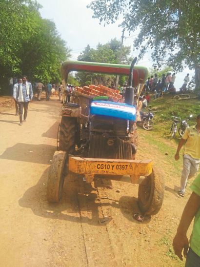 Woman crushed by tractor महिला को ट्रैक्टर ने कुचला, 6 घंटे चक्काजाम ग्रामीणों ने लाठी लेकर दौड़ाया, पुलिस कर्मी भागे