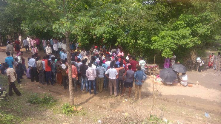 When the villagers threw away the police, they wer जब मौत से गुस्साएं ग्रामीणों ने पुलिस को ही खदेड़ा, फिर जाने क्या हुआ