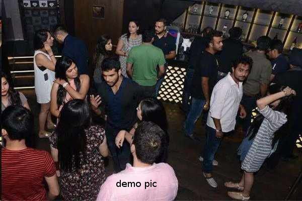 indore Police Raid on Hukka Lounge and pub in indo भाजपा नेता के बार में ऐसी स्थिति में मिले युवक-युवतियां कि पुलिस भी रह गई दंग