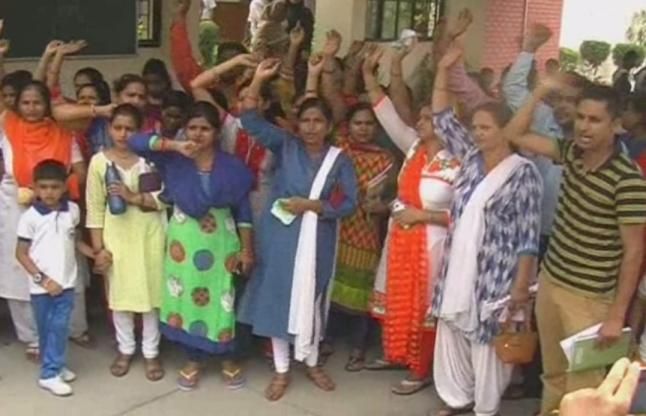 protest against fees सपा पूर्व विधायक रुचिवीरा के स्कूल में फीस बढ़ा तो अभिभावकों ने किया हंगामा, देखें वीडियो