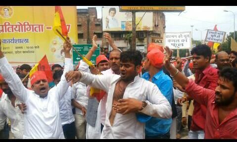 Protest At BJP Office ब्राह्मणों की हत्याओं के खिलाफ भाजपा मुख्यालय पर लगे सरकार विरोधी नारे