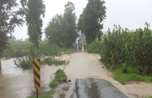 rain news in kondagaon area जिला मुख्यालय से टूटा माकड़ी व मर्दापाल का संपर्क