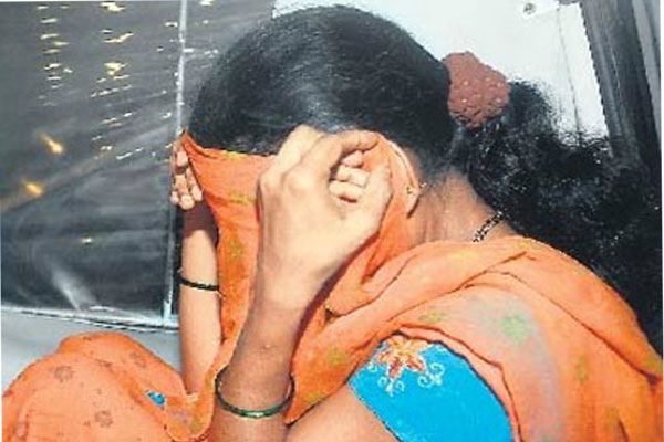Girl Pregnant निमंत्रण देने आए रिश्तेदार ने किशोरी के साथ किया गंदा काम, गर्भवती हुई तो बाजार में बुलाकर गायब हो गया