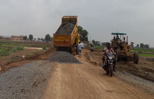 Road conditions such as walking too difficult सड़क की स्थिति ऐसी कि चलना भी हुआ मुश्किल