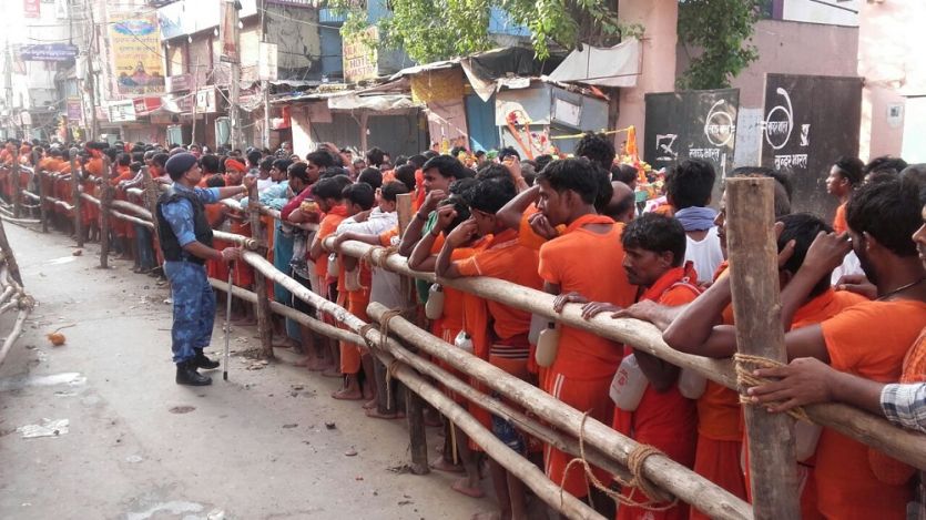 queue of Kanwaris for Shrikashi Vishwanathdharshan सावन का दूसरा सोमवारः बाबा विश्वनाथ की मंगला आरती में बिन टिकट नहीं जा पाए VVIP