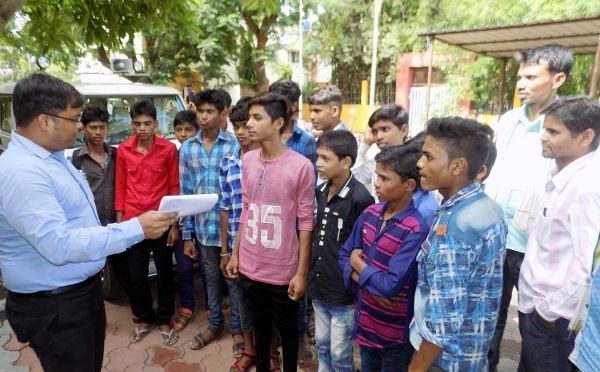 sendhwa,badwani,barwani,sdm,students,upset, छात्रावास में न पानी ना ही शौचालय, कैसे रहेंगे बच्चे