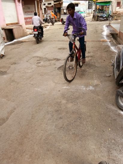 incomplete patchwork of the road gove pain to peo सड़क का अधूरा पैचवर्क दे रहा लोगों को 'दर्दÓ
