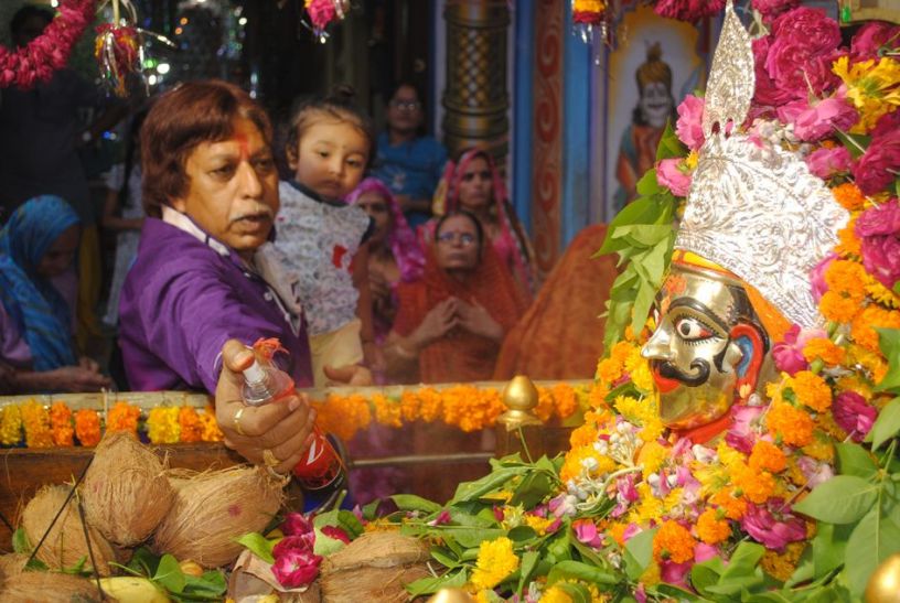 Jansabab on the streets to get glimpse of Baba बाबा की झलक पाने सड़कों पर जनसैलाब