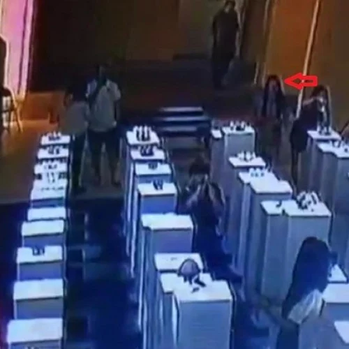 A Girl Gallery Selfie Gone Wrong Causes $200,000 i प्रदर्शनी देखने पहुंची लड़की से सेल्फी लेने के चक्कर में टूट गई ऐसी आर्ट, जिसकी कीमत सुन कर पैरों तले खिसक गई ज़मीन