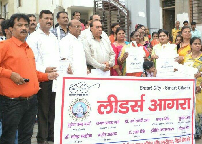 Leaders Agra लीडर्स आगरा दे रहा पॉलीथिन का विकल्प