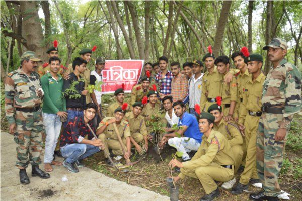 NCC cadets do the planting together Video>>हरियाली से खुशहाली: धरा को हरा-भरा बनाने के लिए समर्पित युवा