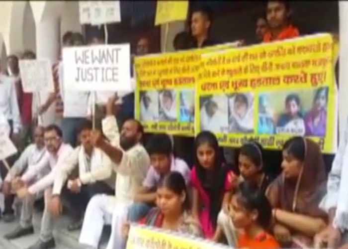 people protest मां-बाप के हत्यारों को सजा दिलाने के लिए धरने पर बैठे बच्चे