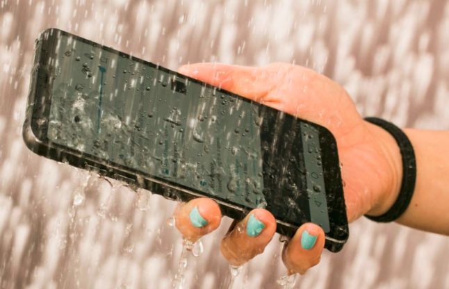 wet mobile phone स्मार्टफोन बारिश में भीगने के बाद खराब होने से बचाने के लिए करें ये उपाय