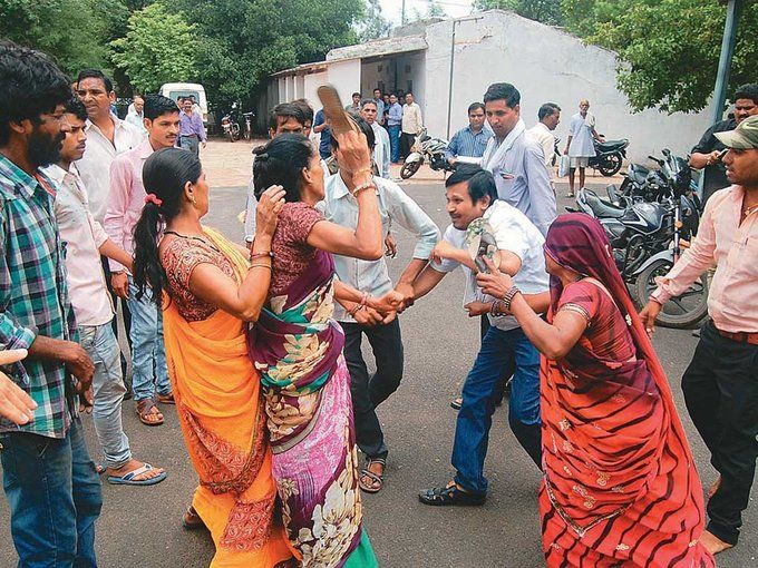 guna चप्पल लेकर मारने दौड़ी महिलाएं तो एडीएम कोर्ट छिप गया वकील