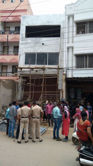 Death IN Medical Hospital भवन के ऊपर से आई मौत, मजदूरों के आंखों के सामने चली गई जान