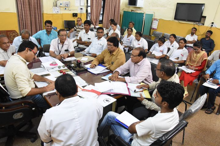 Before the Collector's meeting, the ADM took the l कलेक्टर की बैठक के पहले एडीएम ने ली क्लास
