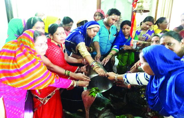 Lord shiva has been worshiped by devotees जय- जय शिवशंकर... शिवालयों मे पूजे गए भोलेनाथ