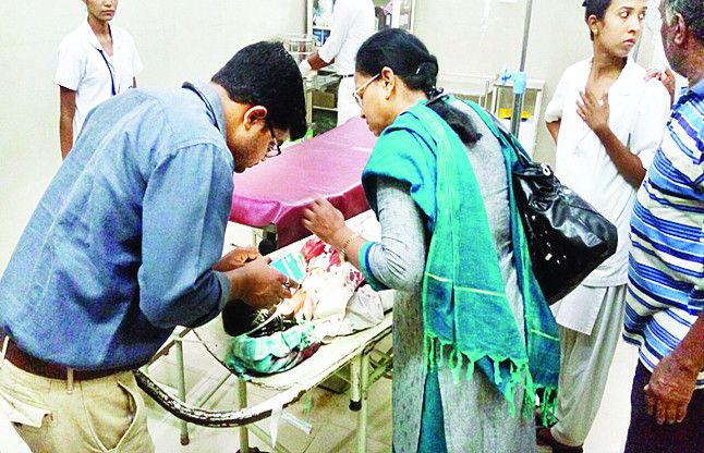 The school was going on in the classroom, girl fel स्कूल मे चल रही थी कक्षाएं इधर तीसरे मंजिल से गिर पड़ी छात्रा