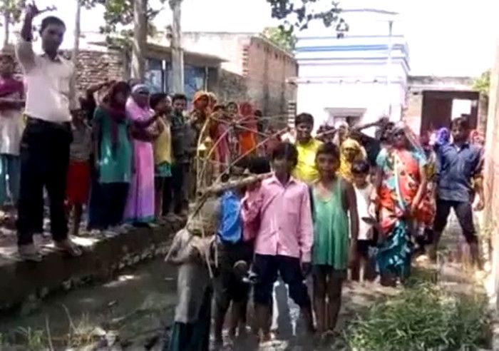 moradabad कावड़ियों के लिए प्रशासन ने नहीं ठीक कराया रास्ता तो लोगों ने शिव की मूर्ती को गंगा में बहाने की दी धमकी