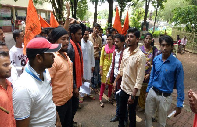 ABVP performing science college durg आखिर क्यों ABVP ने साइंस कॉलेज घेरकर पहले की गुजारिश फिर दी चेतावनी