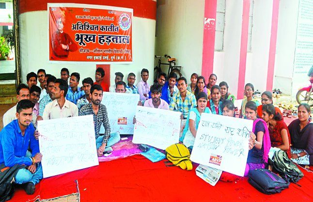 ABVP worker immediately gave up the resignation भूख हड़ताल में बैठे थे, मंत्री पति की बात बुरी लगी तो ABVP पदाधिकारी ने तत्काल दिया इस्तीफा