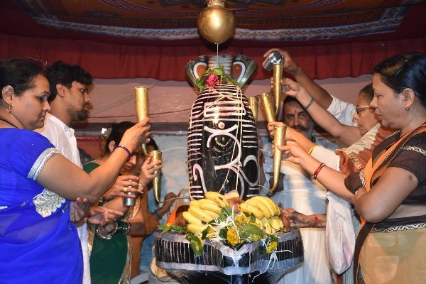 chhindwara मंत्रोच्चार के साथ श्रद्धालुओं ने जल किया अर्पण