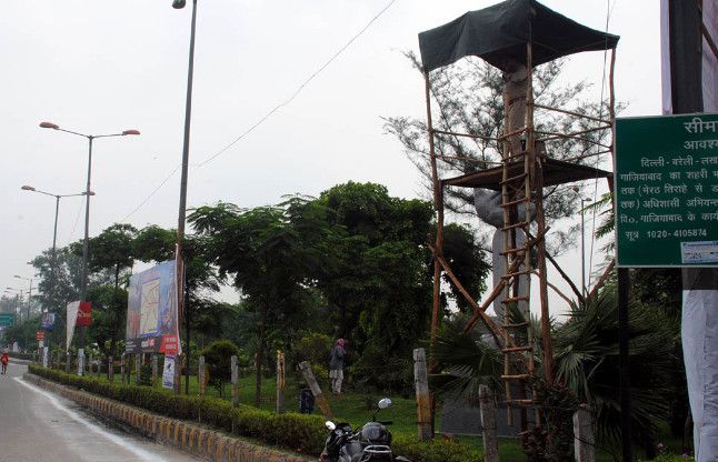 Ghaziabad गाजियाबाद में मचानों पर चढ़े पुलिसवाले, जानिये क्यो