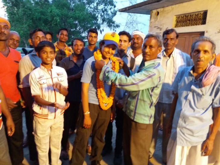 mirzapur daughter Video मिर्जापुर की बेटी ने लद्दाख की चोटी पर फहराया तिरंगा, स्वागत में उमड़े सैकड़ों लोग