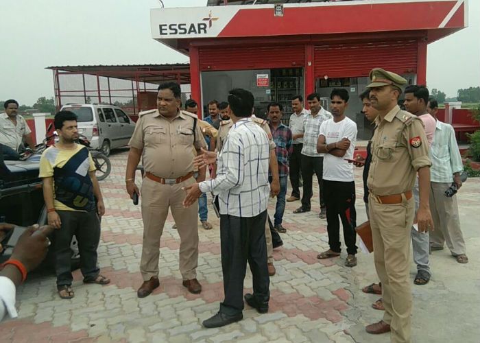 Petrol pump लात-घूसों से पिटाई, कारण हैरान कर देने वाला, देखें वीडियो