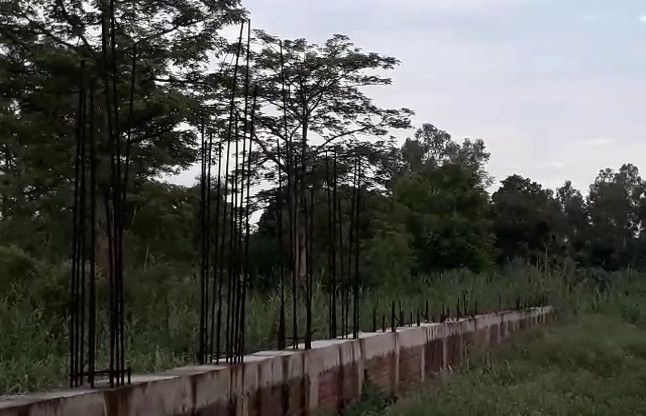Rampur EXCLUSIVE योगी के मंत्री के घर के सामने निर्माणाधीन जेल की दीवार
काटकर लाखों का सरिया की चोरी