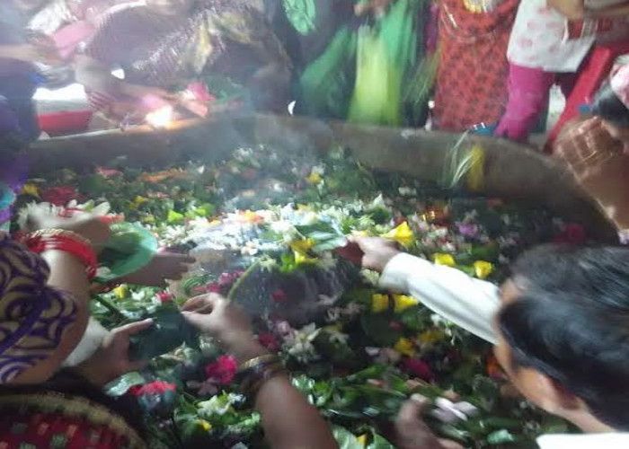 Sakaha Shiv Mandir दिन में 3 बार रंग बदलता है यह शिवलिंग, दर्शन मात्र से इच्छाएं होती हैं पूरी