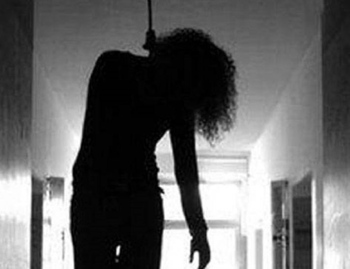 Dead Body ट्रिपल आईटी की महिला अकाउंटेंट की कमरे में लटकी मिली लाश