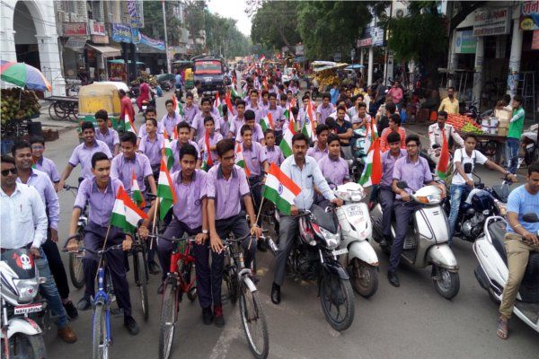 Mission Tiranga campaign travel vehicle rally Video>>हाथों में थाम तिरंगा, ये किस अभियान पर चल दिए युवा...