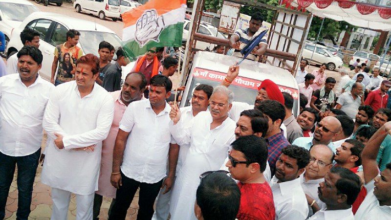 ambulance for cow service भूपेश ने गौ सेवा के लिए एंबुलेंस को दिखाई झंडी, बोले- कांग्रेस के एजेंडे में भी गाय