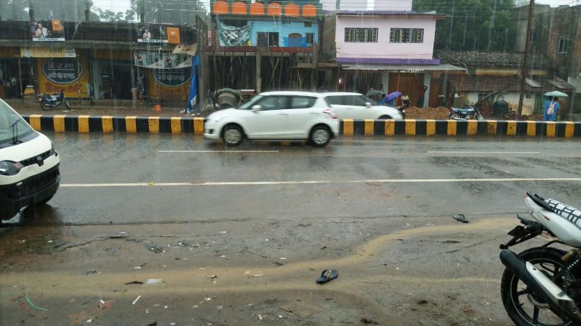 heavy rain in bijapur बीजापुर जिले का संभाग मुख्यालय से टुटा संपर्क मिंगाचल नदी उफान पर